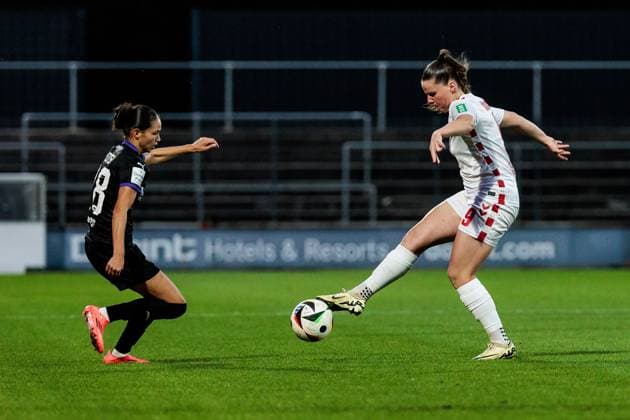 GOOGLE PIXEL Frauen Bundesliga: 1. FC Köln - SGS Essen; 15.09.2024 Zweikampf Kassandra Potsi (SGS Essen, 28), Adriana Achcinska (1. FC Köln, 9) GOOGLE PIXEL Frauen Bundesliga, 1. FC Köln - SGS Essen, Köln, Franz-Kremer-Stadion am 15.09.2024 DFB REGULATIONS PROHIBIT ANY USE OF PHOTOGRAPHS AS IMAGE SEQUENCES AND OR QUASI-VIDEO. Copyright: xBEAUTIFULxSPORTS Wunderlx