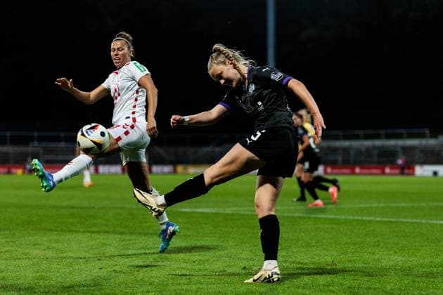 GOOGLE PIXEL Frauen Bundesliga: 1. FC Köln - SGS Essen; 15.09.2024 Zweikampf Nicole Billa (1. FC Köln, 17), Paula Flach (SGS Essen, 5) GOOGLE PIXEL Frauen Bundesliga, 1. FC Köln - SGS Essen, Köln, Franz-Kremer-Stadion am 15.09.2024 DFB REGULATIONS PROHIBIT ANY USE OF PHOTOGRAPHS AS IMAGE SEQUENCES AND OR QUASI-VIDEO. Copyright: xBEAUTIFULxSPORTS Wunderlx