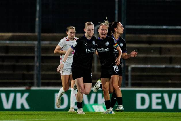 GOOGLE PIXEL Frauen Bundesliga: 1. FC Köln - SGS Essen; 15.09.2024 Jubel zum 2:2 durch Natasha Kowalski (SGS Essen, 10) nach Elfmeter GOOGLE PIXEL Frauen Bundesliga, 1. FC Köln - SGS Essen, Köln, Franz-Kremer-Stadion am 15.09.2024 DFB REGULATIONS PROHIBIT ANY USE OF PHOTOGRAPHS AS IMAGE SEQUENCES AND OR QUASI-VIDEO. Copyright: xBEAUTIFULxSPORTS Wunderlx