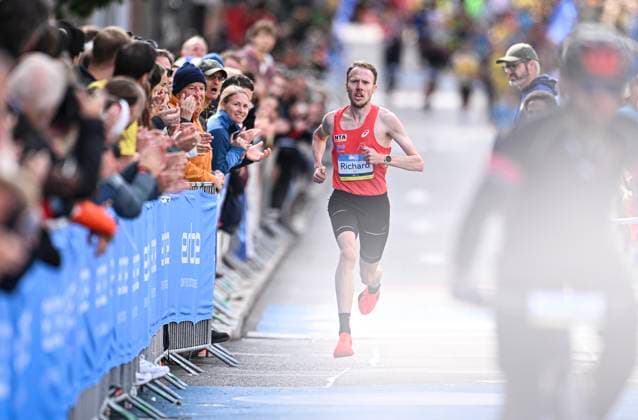 Sport Themen der Woche KW37 Sport Bilder des Tages Laufen Leichtathletik Stadtlauft 31. Erbelauf 2024 15.09.2024 Hauptlauf, Sieger: Richard Ringer (LC Rehlingen) beim Zieleinlauf *** Running Athletics Stadtlauft 31 Erbelauf 2024 15 09 2024 Main race, winner Richard Ringer LC Rehlingen at the finish line