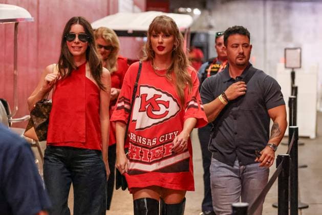 Bilder des Jahres 2024, Sport 09 September Sport Themen der Woche KW37 Sport Bilder des Tages KANSAS CITY, MO - SEPTEMBER 15: Taylor Swift arrives at the stadium before an NFL, American Football Herren, USA game between the Cincinnati Bengals and Kansas City Chiefs on September 15, 2024 at GEHA Field at Arrowhead Stadium in Kansas City, MO. (Photo by Scott Winters Icon Sportswire) NFL: SEP 15 Bengals at Chiefs EDITORIAL USE ONLY Icon2409150300