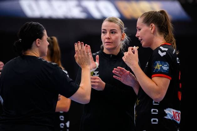 Ludwigsburg, Deutschland 15. September 2024: Handball EHF CL - 24 24 - HB Ludwigsburg - Gyoeri Audi ETO KC v.li. Torwarttrainerin Jasmina Rebmann-Jankovic (Ludwigsburg), Noemi Hafra (Ludwigsburg), Guro Nestaker (Ludwigsburg)mn Ludwigsburg MHP Arena Baden-Württemberg Deutschland