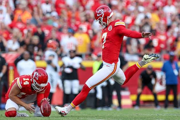 Bilder des Jahres 2024, Sport 09 September Sport Themen der Woche KW37 Sport Bilder des Tages September 15, 2024: Kansas City, Missouri, USA: Kansas City Chiefs place kicker HARRISON BUTKER (7) kicks a 51 yard game winning field goal, as Kansas City Chiefs punter Matt Araiza (14) holds, as time expires against the Cincinnati Bengals at GEHA Field at Arrowhead Stadium. Kansas City USA - ZUMAc04_ 20240915_zma_c04_317 Copyright: xDavidxSmithx