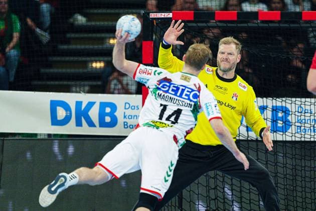 7 Meter Wurf Tor Omar Ingi Magnusson (SC Magdeburg, 14), Johannes Bitter (Handball Verein Hamburg, 01) GER, Handball Sport Verein Hamburg vs. SC Magdeburg, Handball, Bundesliga, Spieltag 2, Saison 2024 2025, 15.09.2024 GER, Handball Sport Verein Hamburg vs. SC Magdeburg, Handball, Bundesliga, Spieltag 2, Saison 2024 2025, 15.09.2024 Hamburg Copyright: xEibner-Pressefoto MarcelxvonxFehrnx EP_MFN