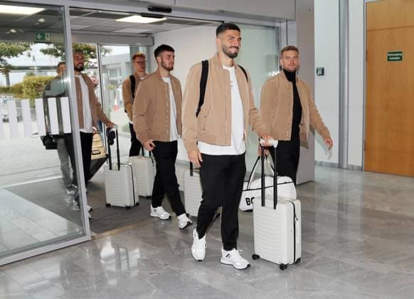16.09.24 VfB Stuttgart Abflug Madrid Deutschland, Stuttgart, 16.09.2024, Fussball, Bundesliga, VfB Stuttgart, Flughafen Stuttgart Abflug zum Champions League Auswärts Spiel bei Real Madrid: v.l. Stefan Drljaca, Alexander Nübel, Dennis Seimen, Fabian Bredlow, Maximilian Mittelstädt.