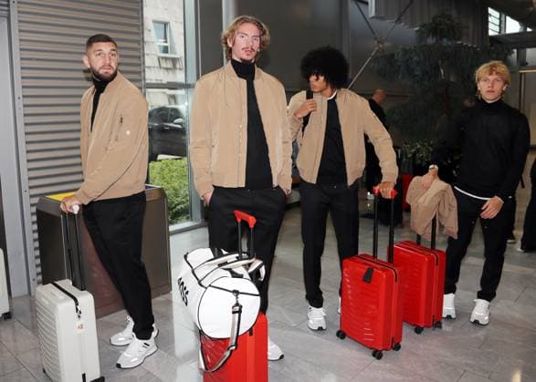 16.09.24 VfB Stuttgart Abflug Madrid Deutschland, Stuttgart, 16.09.2024, Fussball, Bundesliga, VfB Stuttgart, Flughafen Stuttgart Abflug zum Champions League Auswärts Spiel bei Real Madrid: v.l. Jeff Chabot, Nick Woltemade, Anrie Chase, Frans Krätzig.