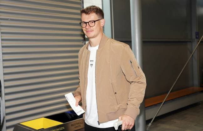 16.09.24 VfB Stuttgart Abflug Madrid Deutschland, Stuttgart, 16.09.2024, Fussball, Bundesliga, VfB Stuttgart, Flughafen Stuttgart Abflug zum Champions League Auswärts Spiel bei Real Madrid: Alexander Nübel.