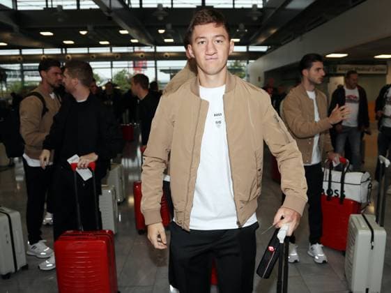 16.09.24 VfB Stuttgart Abflug Madrid Deutschland, Stuttgart, 16.09.2024, Fussball, Bundesliga, VfB Stuttgart, Flughafen Stuttgart Abflug zum Champions League Auswärts Spiel bei Real Madrid: Angelo Stiller.