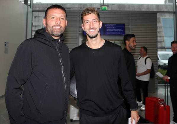 16.09.24 VfB Stuttgart Abflug Madrid Deutschland, Stuttgart, 16.09.2024, Fussball, Bundesliga, VfB Stuttgart, Flughafen Stuttgart Abflug zum Champions League Auswärts Spiel bei Real Madrid: v.l. Kevin Kuranyi, Atakan Karazor.