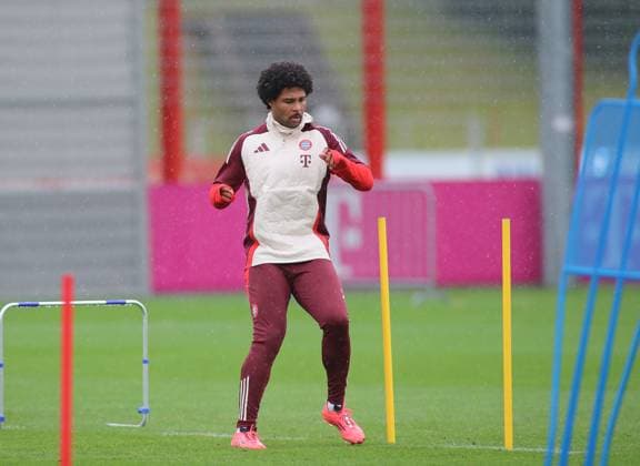 München, Deutschland 16. September 2024: Fussball, Herren, Saison 2024 2025, FC Bayern München, Säbener Strasse, Trainingsgelände, Abschlusstraining, Champions League Serge Gnabry (FC Bayern München) beim Aufwärmen