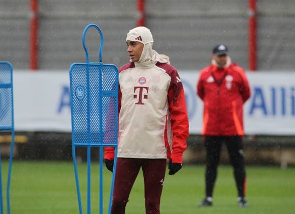 München, Deutschland 16. September 2024: Fussball, Herren, Saison 2024 2025, FC Bayern München, Säbener Strasse, Trainingsgelände, Abschlusstraining, Champions League Jamal Musiala (FC Bayern München) Kopf, Oberkörper bei strömenden Regen