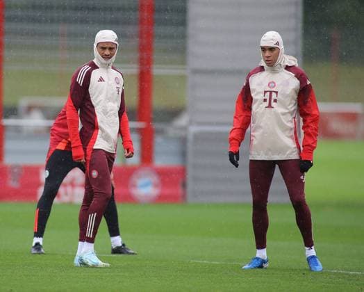 München, Deutschland 16. September 2024: Fussball, Herren, Saison 2024 2025, FC Bayern München, Säbener Strasse, Trainingsgelände, Abschlusstraining, Champions League Leroy Sane (FC Bayern München) (li.) mit Jamal Musiala (FC Bayern München) (re.) stehend bei strömenden Regen