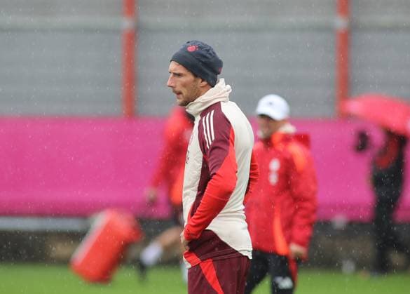 Sport Bilder des Tages München, Deutschland 16. September 2024: Fussball, Herren, Saison 2024 2025, FC Bayern München, Säbener Strasse, Trainingsgelände, Abschlusstraining, Champions League Leon Goretzka (FC Bayern München) Kopf, Oberkörper, seitlich stehend, nachdenken, nachdenklich, in Gedanken, überlegen