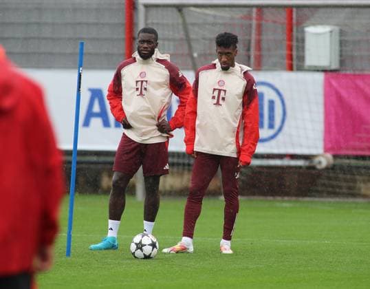 München, Deutschland 16. September 2024: Fussball, Herren, Saison 2024 2025, FC Bayern München, Säbener Strasse, Trainingsgelände, Abschlusstraining, Champions League Dayot Upamecano (FC Bayern München) (li.) mit Kingsley Coman (FC Bayern München) (re.) stehend beim Aufwärmen