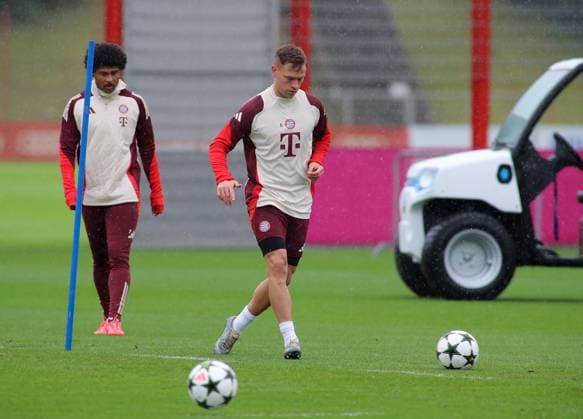 München, Deutschland 16. September 2024: Fussball, Herren, Saison 2024 2025, FC Bayern München, Säbener Strasse, Trainingsgelände, Abschlusstraining, Champions League Joshua Kimmich (FC Bayern München) spielt einen Ball