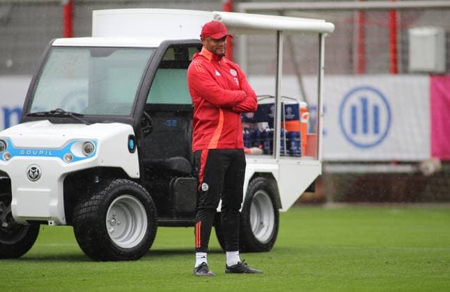München, Deutschland 16. September 2024: Fussball, Herren, Saison 2024 2025, FC Bayern München, Säbener Strasse, Trainingsgelände, Abschlusstraining, Champions League Vincent Kompany, Trainer (FC Bayern München) beobachtet das Training