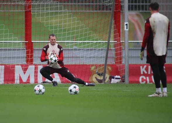 München, Deutschland 16. September 2024: Fussball, Herren, Saison 2024 2025, FC Bayern München, Säbener Strasse, Trainingsgelände, Abschlusstraining, Champions League Manuel Neuer (FC Bayern München) fängt einen Ball beim Torwarttraining
