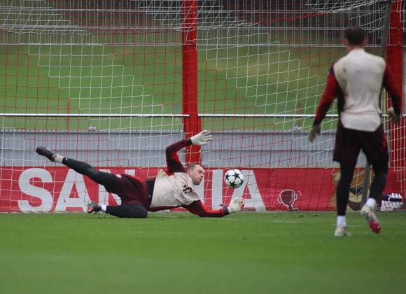 München, Deutschland 16. September 2024: Fussball, Herren, Saison 2024 2025, FC Bayern München, Säbener Strasse, Trainingsgelände, Abschlusstraining, Champions League Manuel Neuer (FC Bayern München) streckt sich nach einem Ball