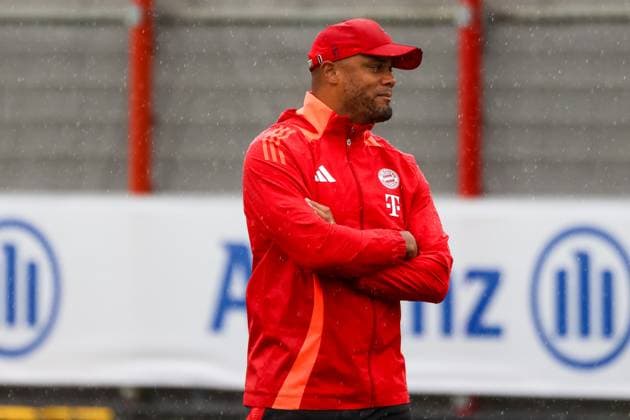 Vincent Kompany (FC Bayern Muenchen, Cheftrainer) beim Training im Regen, Abschlusstraining, FC Bayern Muenchen, Fussball, UEFA Champions League, 1. Spieltag, Saison 24 25, 16.09.2024, Abschlusstraining, FC Bayern Muenchen, Fussball, UEFA Champions League, 1. Spieltag, Saison 24 25, 16.09.2024 Muenchen Copyright: xEibner-Pressefoto JennixMaulx EP_JML