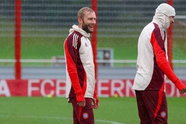 Konrad Laimer (FC Bayern Muenchen, 27) lachend beim Training im Regen, lacht, seitlich, Abschlusstraining, FC Bayern Muenchen, Fussball, UEFA Champions League, 1. Spieltag, Saison 24 25, 16.09.2024, Abschlusstraining, FC Bayern Muenchen, Fussball, UEFA Champions League, 1. Spieltag, Saison 24 25, 16.09.2024 Muenchen Copyright: xEibner-Pressefoto JennixMaulx EP_JML
