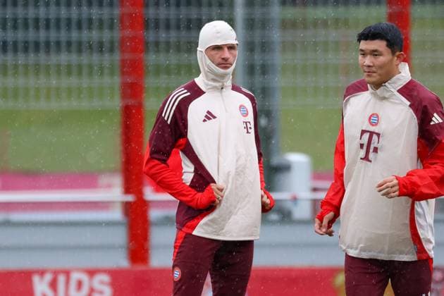 Thomas Mueller (FC Bayern Muenchen, 25) beim Training im Regen, mit Minjae Kim (FC Bayern Muenchen, 03), Abschlusstraining, FC Bayern Muenchen, Fussball, UEFA Champions League, 1. Spieltag, Saison 24 25, 16.09.2024, Abschlusstraining, FC Bayern Muenchen, Fussball, UEFA Champions League, 1. Spieltag, Saison 24 25, 16.09.2024 Muenchen Copyright: xEibner-Pressefoto JennixMaulx EP_JML