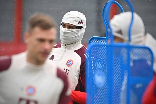 Jamal MUSIALA (Bayern Muenchen) schuetzt sich vor dem starken Regen,verhuellt, Abschlusstraining, Training am 16.09.2024 Fussball Champions League , FC Bayern Muenchen - GNK Dinamo Zagreb