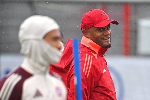 Trainer Vincent KOMPANY (Bayern Muenchen), Portraet,Portrait,Porträt, vorne:Leroy SANE (Bayern Muenchen). Abschlusstraining, Training am 16.09.2024 Fussball Champions League , FC Bayern Muenchen - GNK Dinamo Zagreb