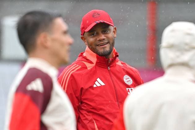 Trainer Vincent KOMPANY (Bayern Muenchen), Portraet,Portrait,Porträt, vorne:Joao PALHINHA (Bayern Muenchen). Abschlusstraining, Training am 16.09.2024 Fussball Champions League , FC Bayern Muenchen - GNK Dinamo Zagreb