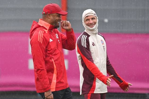 Trainer Vincent KOMPANY (Bayern Muenchen) mit Thomas MUELLER (MÜLLER,Bayern Muenchen), Abschlusstraining, Training am 16.09.2024 Fussball Champions League , FC Bayern Muenchen - GNK Dinamo Zagreb