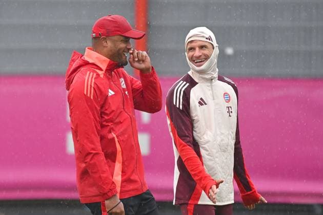 Trainer Vincent KOMPANY (Bayern Muenchen) mit Thomas MUELLER (MÜLLER,Bayern Muenchen), Abschlusstraining, Training am 16.09.2024 Fussball Champions League , FC Bayern Muenchen - GNK Dinamo Zagreb