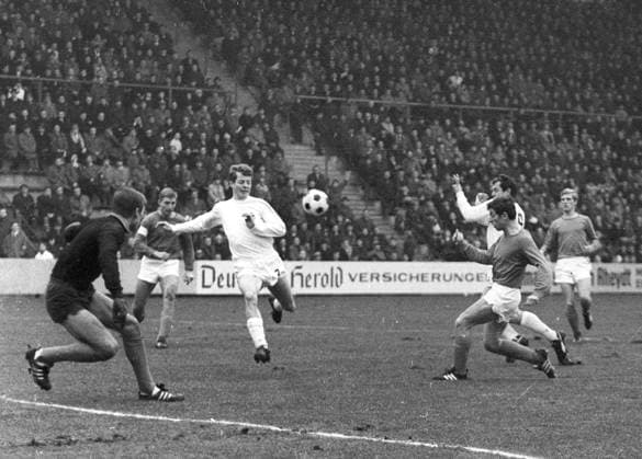 Archivbilder der Woche SPORT KW38 Borussia Mönchengladbach - FC Schalke 04 1:6 06.01.1968 Szene im Schalker Strafraum. Herbert Wimmer (BMG) vor Torwart Norbert Nigbur (S04). Â *** Borussia Mönchengladbach FC Schalke 04 1 6 06 01 1968 Scene in Schalke penalty area Herbert Wimmer BMG in front of goalkeeper Norbert Nigbur S04 Â HM