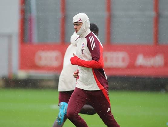 München, Deutschland 16. September 2024: Fussball, Herren, Saison 2024 2025, FC Bayern München, Säbener Strasse, Trainingsgelände, Abschlusstraining, Champions League Aleksandar Pavlovic (FC Bayern München) beim Aufwärmen
