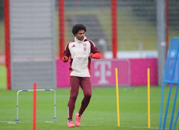 München, Deutschland 16. September 2024: Fussball, Herren, Saison 2024 2025, FC Bayern München, Säbener Strasse, Trainingsgelände, Abschlusstraining, Champions League Serge Gnabry (FC Bayern München) beim Aufwärmen, Einzelaktion, Freisteller,Ganzkörperaufnahme