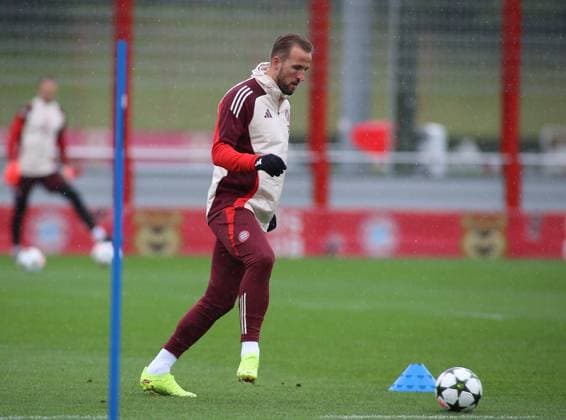 München, Deutschland 16. September 2024: Fussball, Herren, Saison 2024 2025, FC Bayern München, Säbener Strasse, Trainingsgelände, Abschlusstraining, Champions League Harry Kane (FC Bayern München) mit Ball beim Trainingsspiel, Einzelaktion, Freisteller,Ganzkörperaufnahme