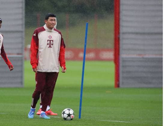 München, Deutschland 16. September 2024: Fussball, Herren, Saison 2024 2025, FC Bayern München, Säbener Strasse, Trainingsgelände, Abschlusstraining, Champions League Minjae Kim, Min-jae Kim (FC Bayern München) stehend mit Ball, Einzelaktion, Freisteller,Ganzkörperaufnahme