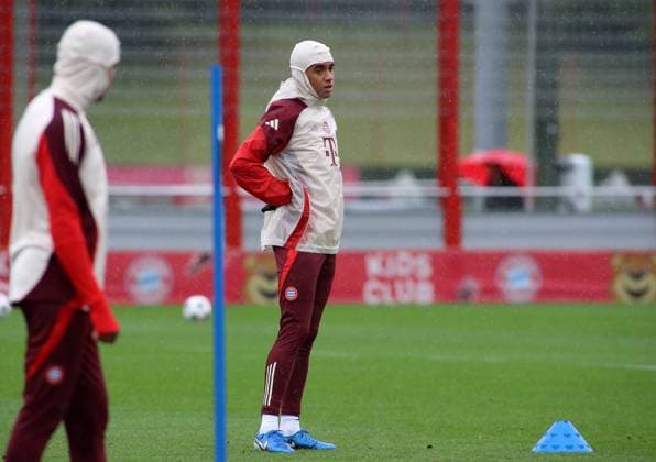 München, Deutschland 16. September 2024: Fussball, Herren, Saison 2024 2025, FC Bayern München, Säbener Strasse, Trainingsgelände, Abschlusstraining, Champions League Jamal Musiala (FC Bayern München) stehend auf dem Trainingsplatz, schauen, beobachten, Einzelaktion, Freisteller,Ganzkörperaufnahme