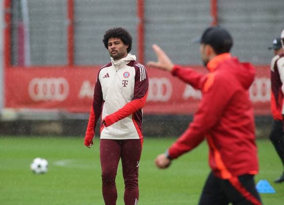 München, Deutschland 16. September 2024: Fussball, Herren, Saison 2024 2025, FC Bayern München, Säbener Strasse, Trainingsgelände, Abschlusstraining, Champions League Serge Gnabry (FC Bayern München) Blick, schauen, Gesichtsausdruck