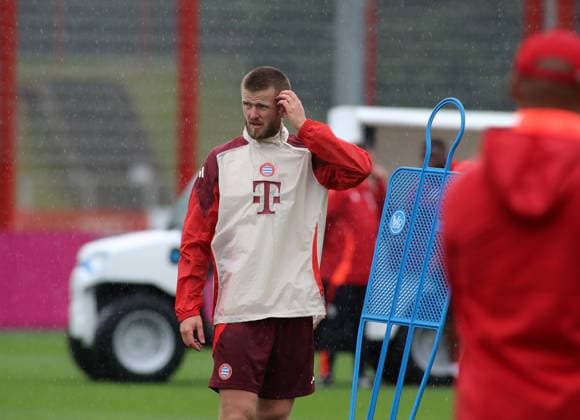 München, Deutschland 16. September 2024: Fussball, Herren, Saison 2024 2025, FC Bayern München, Säbener Strasse, Trainingsgelände, Abschlusstraining, Champions League Eric Dier (FC Bayern München) kratzt sich am Kopf, Geste, Mimik, nachdenken, nachdenklich