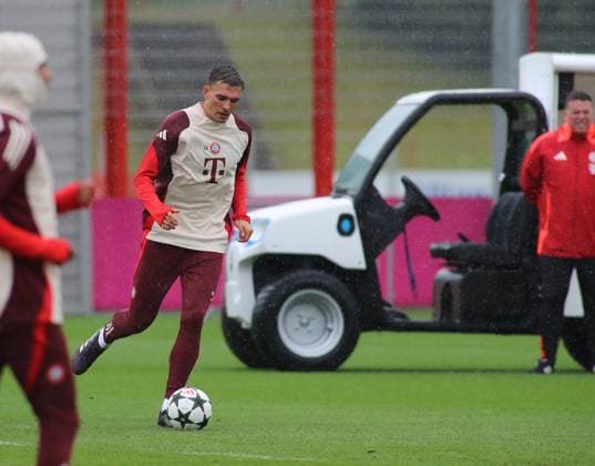 München, Deutschland 16. September 2024: Fussball, Herren, Saison 2024 2025, FC Bayern München, Säbener Strasse, Trainingsgelände, Abschlusstraining, Champions League Joao Palhinha (FC Bayern München) spielt einen Ball