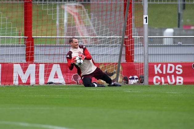 München, Deutschland 16. September 2024: Fussball, Herren, Saison 2024 2025, FC Bayern München, Säbener Strasse, Trainingsgelände, Abschlusstraining, Champions League Manuel Neuer (FC Bayern München) fängt einen Ball beim Torwarttrraining, Einzelaktion, Freisteller,Ganzkörperaufnahme