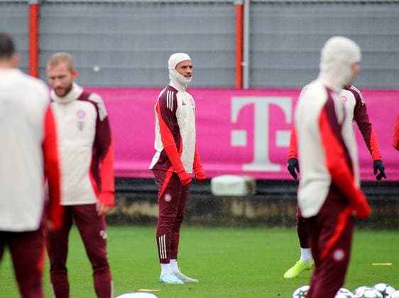München, Deutschland 16. September 2024: Fussball, Herren, Saison 2024 2025, FC Bayern München, Säbener Strasse, Trainingsgelände, Abschlusstraining, Champions League Leroy Sane (FC Bayern München) stehend auf dem Trainingsplatz mit Mütze Haube, Schal, schauen