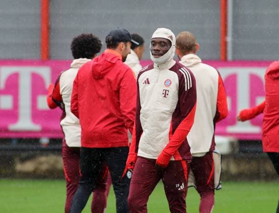 München, Deutschland 16. September 2024: Fussball, Herren, Saison 2024 2025, FC Bayern München, Säbener Strasse, Trainingsgelände, Abschlusstraining, Champions League Alphonso Davies (FC Bayern München) Kopf, Oberkörper beim Aufwärmen
