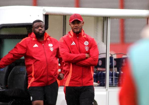 München, Deutschland 16. September 2024: Fussball, Herren, Saison 2024 2025, FC Bayern München, Säbener Strasse, Trainingsgelände, Abschlusstraining, Champions League Vincent Kompany, Trainer (FC Bayern München) stehend mit verschränkten Armen, zuschauen, beobachten