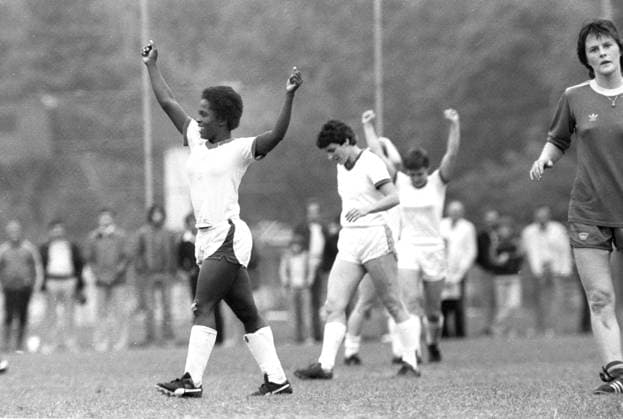Archivbilder der Woche SPORT KW38 FC Bayern München - SSG 09 Bergisch Gladbach 1:3 am 05.06.1977. Beverly Ranger BGL jubelt. DFL REGULATIONS PROHIBIT ANY USE OF PHOTOGRAPHS AS IMAGE SEQUENCES AND OR QUASI-VIDEO Â *** FC Bayern München SSG 09 Bergisch Gladbach 1 3 am 05 06 1977 Beverly Ranger BGL jubelt DFL REGULATIONS PROHIBIT ANY USE OF PHOTOGRAPHS AS IMAGE SEQUENCES AND OR QUASI VIDEO Â HM