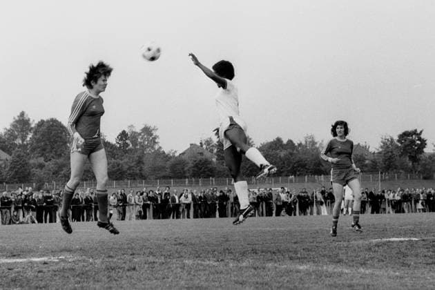 FC Bayern München - SSG 09 Bergisch Gladbach 1:3 am 05.06.1977. Kopfball Beverly Ranger (BGL Mitte). DFL REGULATIONS PROHIBIT ANY USE OF PHOTOGRAPHS AS IMAGE SEQUENCES AND OR QUASI-VIDEO Â *** FC Bayern München SSG 09 Bergisch Gladbach 1 3 am 05 06 1977 Kopfball Beverly Ranger BGL Mitte DFL REGULATIONS PROHIBIT ANY USE OF PHOTOGRAPHS AS IMAGE SEQUENCES AND OR QUASI VIDEO Â HM