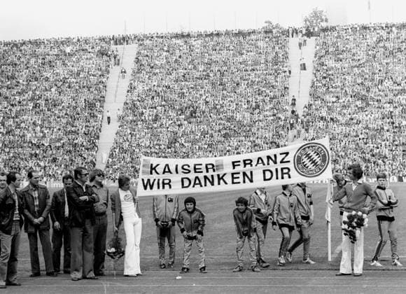 Archivbilder der Woche SPORT KW38 FC Bayern München - Borussia Mönchengladbach 2:2 Borussia damit Deutscher Meister Fans mit Banner Kaiser Franz wir danken Dir , Dank an Franz Beckenbauer 21.05.1977 Â *** FC Bayern München Borussia Mönchengladbach 2 2 Borussia damit German Champion Fans with Banner Kaiser Franz wir danken Dir , Dank an Franz Beckenbauer 21 05 1977 Â HM