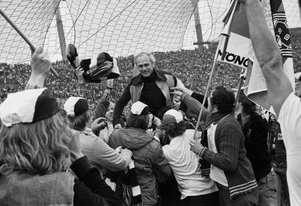 FC Bayern München - Borussia Mönchengladbach 2:2 Borussia damit Deutscher Meister Trainer Udo Lattek (Borussia) auf den Schultern der Fans 21.05.1977 Â *** FC Bayern Munich Borussia Mönchengladbach 2 2 Borussia thus German champion Coach Udo Lattek Borussia on the shoulders of the fans 21 05 1977 Â HM