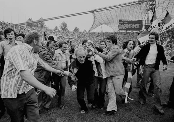 Archivbilder der Woche SPORT KW38 FC Bayern München - Borussia Mönchengladbach 2:2 Borussia damit Deutscher Meister Trainer Udo Lattek flüchtet vor den Fans 21.05.1977 *** FC Bayern Munich Borussia Mönchengladbach 2 2 Borussia thus German champion Coach Udo Lattek flees from the fans 21 05 1977 HM