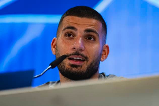 Sport Bilder des Tages Champions League 2024 25 League Phase MD1: VfB Stuttgart Pitch Walk and press conference, PK, Pressekonferenz Deniz Undav of VfB Stuttgart seen speaking during the VfB Stuttgart Pitch Walk and Press Conference ahead of their UEFA Champions League football match against Real Madrid at Estadio Santiago Bernabeu on September 16, 2024 in Madrid, Spain. Madrid Estadio Santiago Bernabeu Madrid Spain Copyright: xAlbertoxGardinx AGardin_20240916_Football_Champions_Stuttgart_PC_046