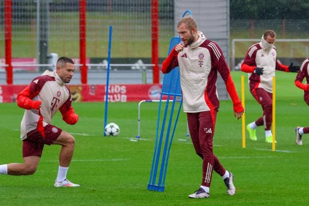 Konrad Laimer (FC Bayern Muenchen, 27) mit Raphael Guerreiro (FC Bayern Muenchen, 22) beim Training im Regen, Abschlusstraining, FC Bayern Muenchen, Fussball, UEFA Champions League, 1. Spieltag, Saison 24 25, 16.09.2024, Abschlusstraining, FC Bayern Muenchen, Fussball, UEFA Champions League, 1. Spieltag, Saison 24 25, 16.09.2024 Muenchen Copyright: xEibner-Pressefoto JennixMaulx EP_JML